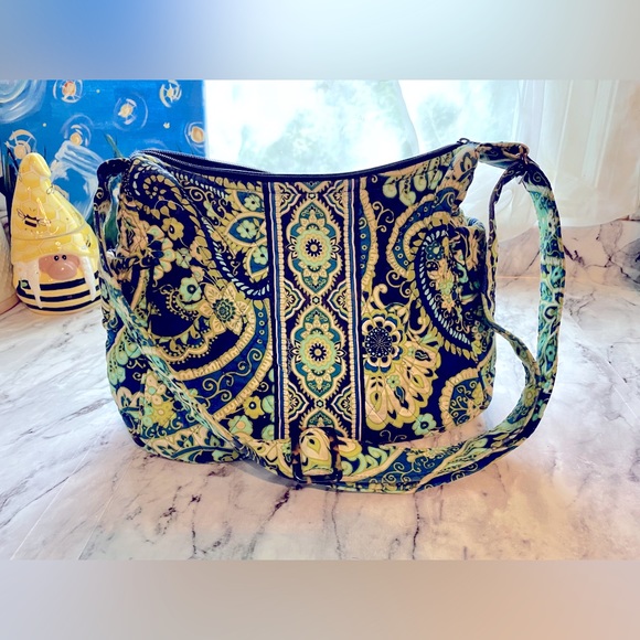 Vera Bradley medium sized crossbody - Picture 1 of 5
